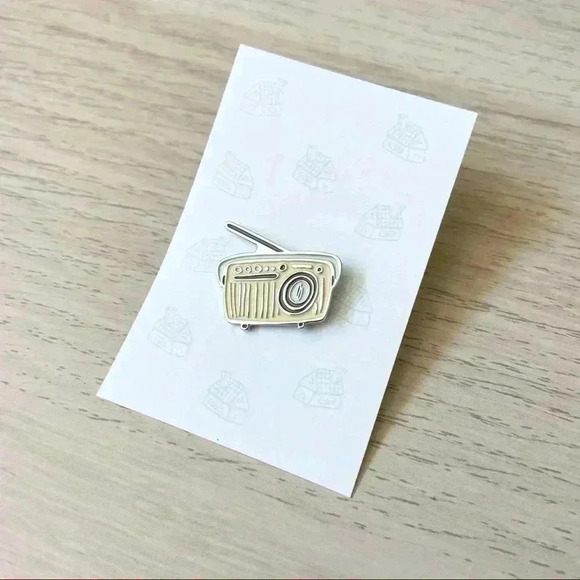 Soft Enamel Pins Vintage Radio NWT - Picture 3 of 4